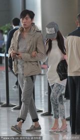 组图：秦昊向伊能静求婚 烟火下甜蜜接吻