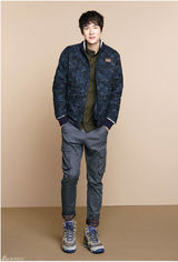 组图：柳演锡户外写真 帅气随性展暖男笑容