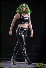 组图:Lady Gaga巡演战衣奢华 白发魔女造型冷艳