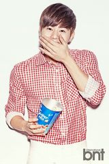 组图：帝国之子展熟男魅力 散发夏日香气