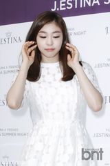 组图：花滑女神金妍儿纯白连衣裙清秀恬美