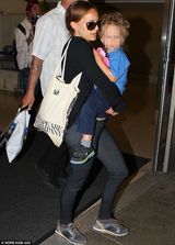 组图：娜塔莉-波特曼怀抱爱子 红毯女神变辣妈