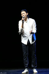 组图：小彩旗奔跑演爱情  向父辈青春理想致敬