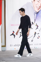 组图：孔孝真带伤上阵携赵寅成宣传新剧