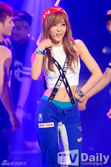 组图：女团f(x)夺冠 宋茜捧奖杯激动蹦跳