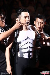 组图：多变哈林(庾澄庆)唱金曲 登小巨蛋万人同欢