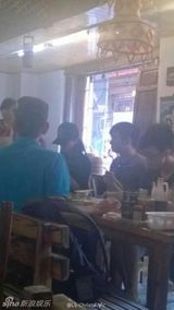 组图：隆诗牵手游丽江 吴奇隆贴心为女友夹菜