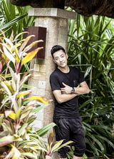 组图：赵达写真化身丛林王子演绎阳光暖男