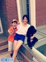 组图：王中磊17岁女儿长腿清秀 姐弟有爱互动