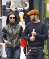 组图：小贝夫妇出街养眼 贝嫂罕见休闲装显飒爽