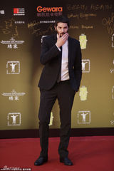 组图：斯特吉斯黑衣帅气 《云图》海柱变胡子男