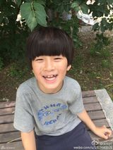 组图：张天天露出板牙九连拍 萌化网友没商量