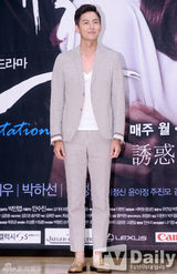 组图：《诱惑》权相佑崔智友隔十一年重逢