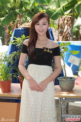 组图：钟嘉欣豪言收视30点穿高叉泳衣开派对