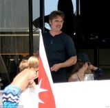 组图：安吉丽娜-朱莉/布拉德-皮特婚后甜蜜度假 亲密抚摸超有爱