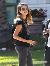 组图：杰西卡-阿尔芭背双肩包似少女 紧身裤秀完美翘臀