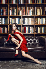 组图：王智时尚大片红色诱惑 造型艳丽美腿抢眼