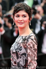 组图：奥黛丽-塔图印花长裙 端庄典雅知性美