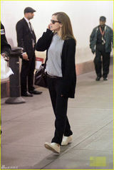 组图：艾玛-沃特森机场手机聊不停 返校庆毕业