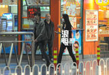 组图：汤唯回京戴口罩被认出 快餐店点餐显亲民