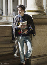 组图：俞灏明时尚写真 化身摄影师逗萌娃