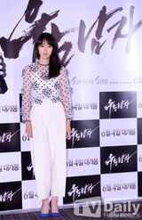 组图：《哭泣的男人》张东健蓝色西服儒雅亮相