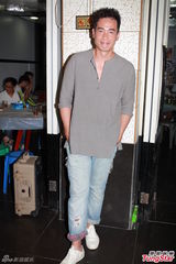 组图：陈豪胡杏儿《陪着你走》杀青