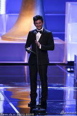组图：吴奇隆颁奖秀粤语 邓超替孙俪代领视后