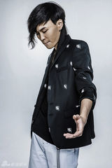 组图：张玮拍摄时尚杂志 演绎潮男搭配秘籍