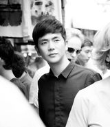 组图：张晓龙玩转米兰周末市场 品蔬果忆乡味