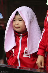 组图：《爸爸去哪儿》姐姐Grace（曹格女儿）玩游戏热情高涨