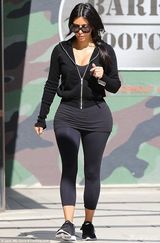 组图：卡戴珊素颜出街秀爆乳 心情抑郁肤色暗黄