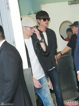 组图：长腿欧巴李敏镐抵港 获千名粉丝热情接机