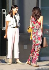 组图：乔治-克鲁尼娇妻大秀香肩 密会王妃婚纱设计师