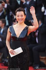 组图：威尼斯闭幕红毯 汤唯笑容甜美陈冲深V