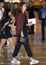 组图：韩女团Girls Day现身机场 上身过秋天下身过夏天