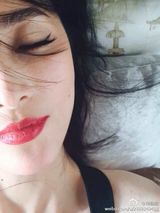 组图：蒋勤勤卧床美艳写真 穿吊带红唇性感销魂