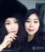 组图：张馨予携母亲拍写真 相互依偎犹如姐妹花