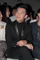 组图：郑恺激战男装周 时尚绅士百变不同