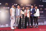 组图：于美人蕾丝裙典雅 携众音乐人现身金曲奖