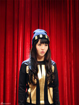 组图：赵露黑衣小魔女形象入镜 尽显俏皮一面