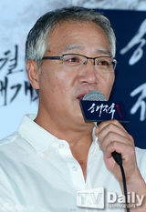 组图：韩星孙艺珍出席试映 贴身短裙超性感