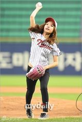 组图：韩星Lady Jane任棒球比赛开球嘉宾