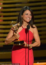 组图：茱莉亚获喜剧最佳女主角遭绝命毒师强吻