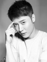 组图：张丹峰黑白写真 暖男气质凸显亲和力