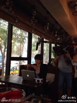 组图：古川雄辉北京拍戏 女主张辛苑贴心送麻将