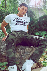 组图：顾又铭秀小麦色肌 展硬朗结实肌肉线条