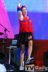 组图：韩星孙艺珍刘在石珉豪等为国足加油