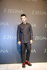 组图：郑恺心情尚好微笑亮相男装周