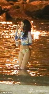 组图：蕾哈娜深夜赴海边派对 豹纹三角泳裤吸睛